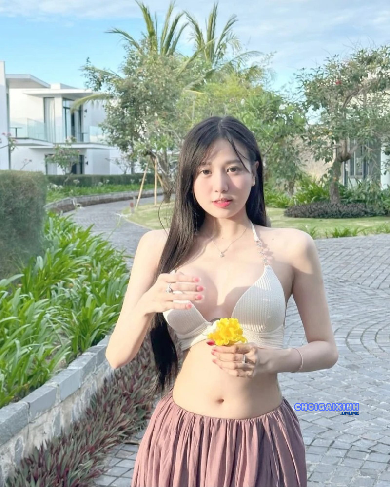 Ảnh hotgirl 2k8 mặc bikini đi biển 