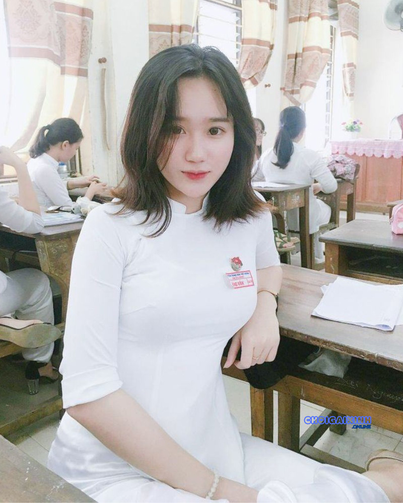 Gái xinh 2k9 mặc áo dài 