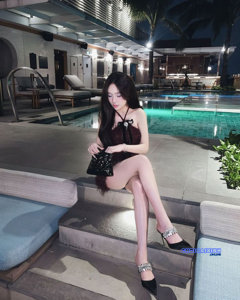 Hình gái mặc đầm ngắn khoe chân dài 